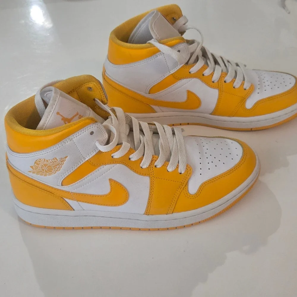 Air Jordan 1 Mid University Gold White Mens Sneakers BQ6472-117 Yellow White